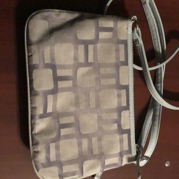 Nine West Gray Diver Geometric Fabric  Small 3 Zip Pocket Crossbody NEw - Picture 2 of 4